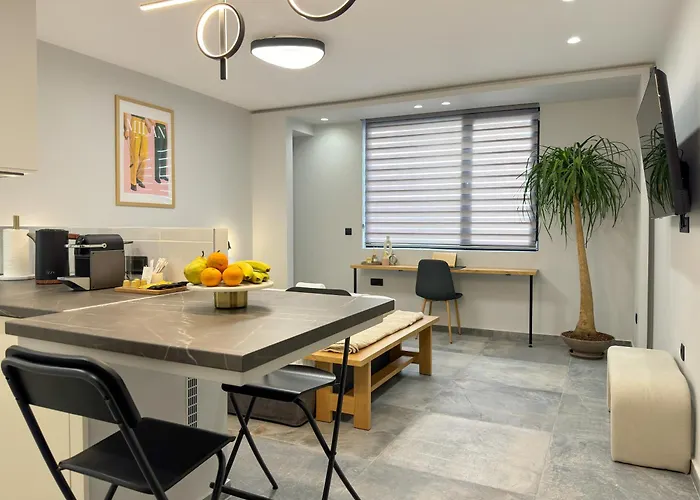 Luxury Downtown Apartment Α6